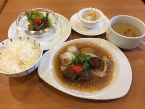 豆腐と練ったヘルシー肉団子と春雨のナンプラー煮込み