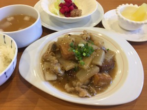 豚ばら肉と冬野菜と揚豆腐の四川芽菜煮込み