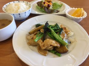 季節野菜と国産鷄の豆豉醬炒め